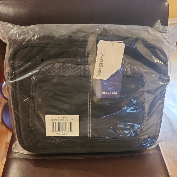 Targus Other - Targus Sleek Black Laptop Bag